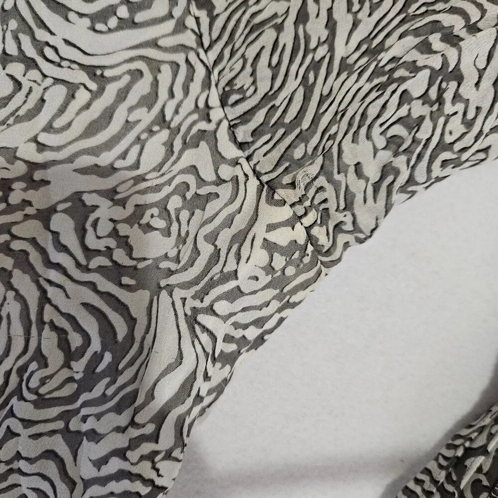 Diane Von Furstenberg Syrah Silk Blouse Size 4DVF Floral Rose Print Lined V-Neck - Picture 8 of 12